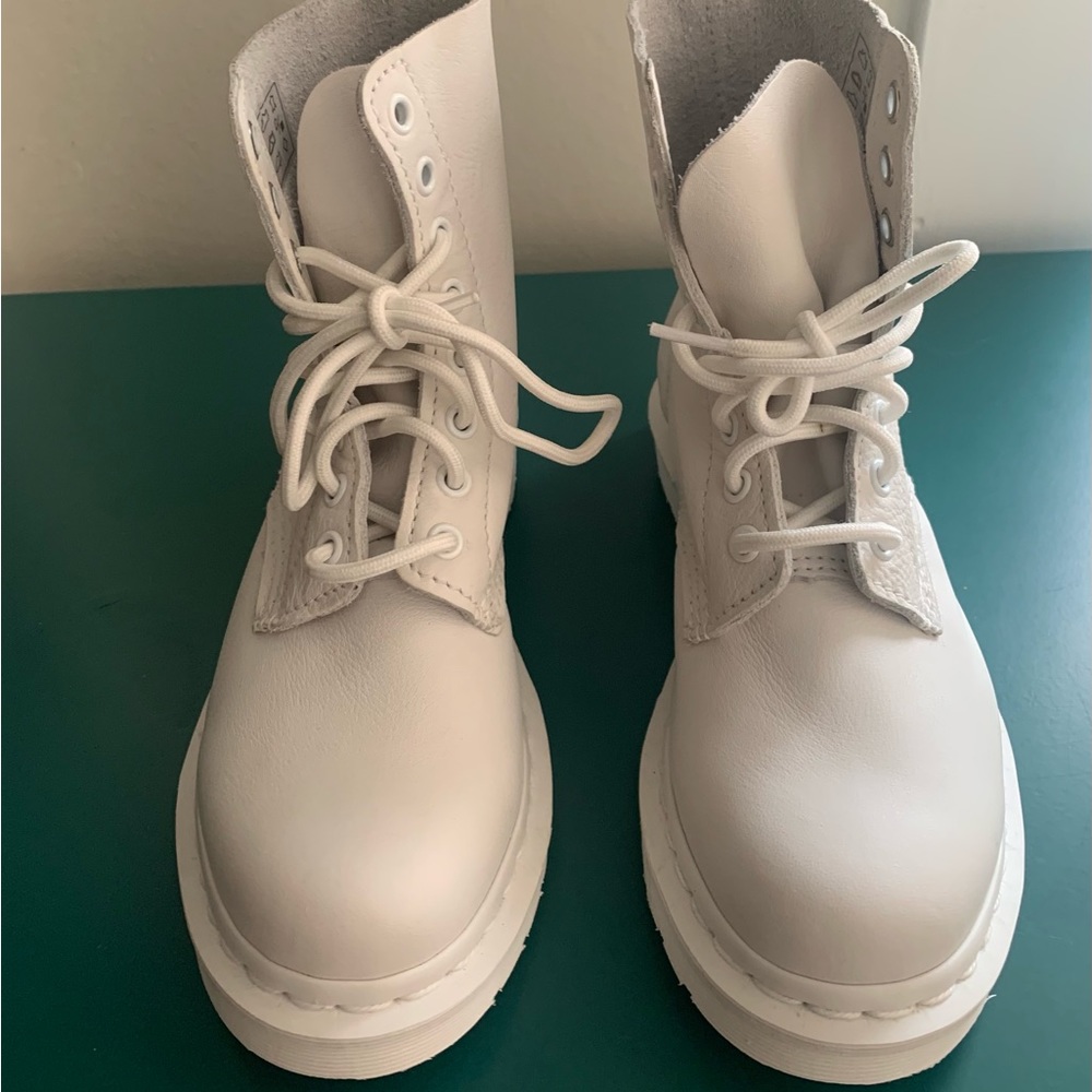 Dr. Martens 1460 PASCAL MONO 8 Eye Leather Boots WHITE Super Cute! - Picture 2 of 7